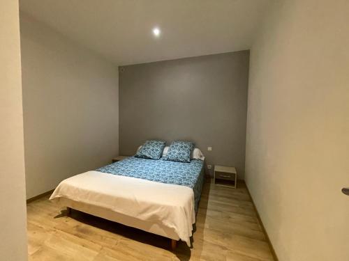 ヴァロリスにあるHoliday Home l'Angeletのベッドルーム1室(青い枕のベッド1台付)