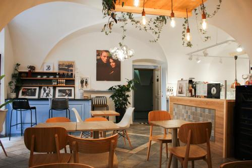 restauracja ze stołami i krzesłami oraz kominkiem w obiekcie Chateau 9 Apartments by Adrez w Pradze