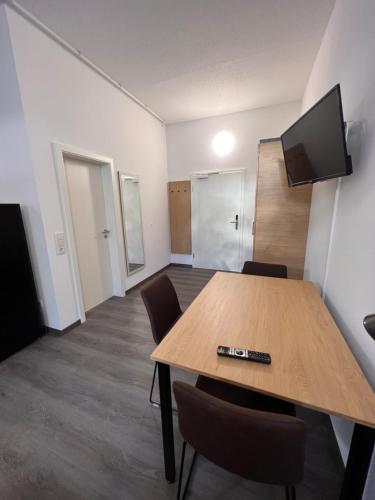 a conference room with a wooden table and chairs at Apartimo Altdorf in Landshut