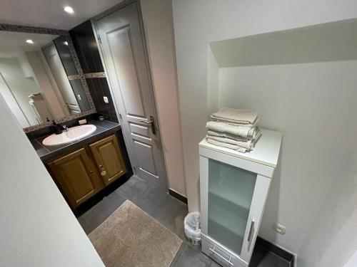 La petite salle de bains est pourvue d'un lavabo et d'un miroir. dans l'établissement Holiday Home l'Angelet, à Vallauris