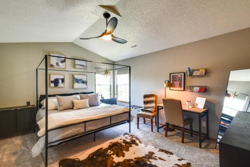 Schlafzimmer mit einem Bett, einem Schreibtisch und einem Stuhl in der Unterkunft Cozy Iowa City Home about 2 Mi to Kinnick Stadium! in Iowa City