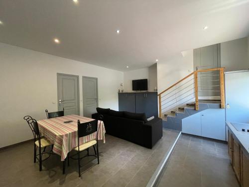 un salon avec une table et un canapé dans l'établissement Holiday Home l'Angelet, à Vallauris