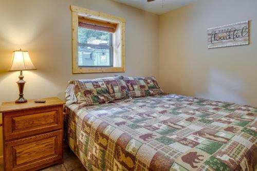 Postel nebo postele na pokoji v ubytování Van Buren Condo Near Boating, Hiking and Golfing!