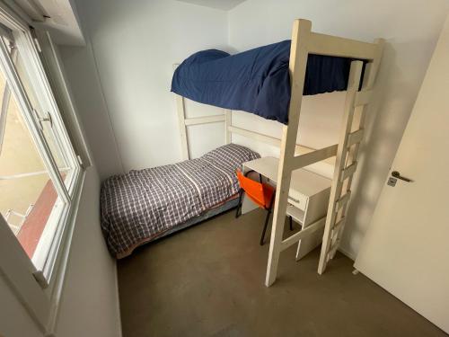 Tempat tidur susun dalam kamar di 3 ambientes en Almagro. Excelente ubicación