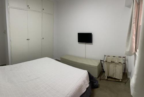 1 dormitorio con 1 cama y TV de pantalla plana en 3 ambientes en Almagro. Excelente ubicación en Buenos Aires