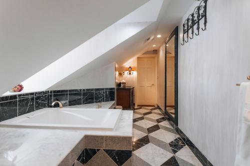- Baño con bañera grande en el ático en 1840s Carrollton Inn, en Baltimore