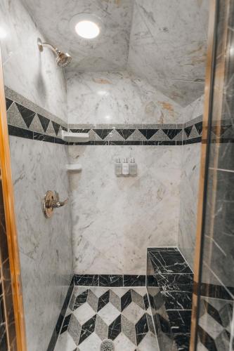 Un baño de 1840s Carrollton Inn