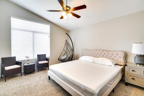 een slaapkamer met een bed en een plafondventilator bij Spacious Las Vegas Home Near Casinos and Nightlife! in Las Vegas