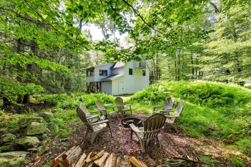 Κήπος έξω από το Traditional Blakeslee Chalet Deck and Lake Access!