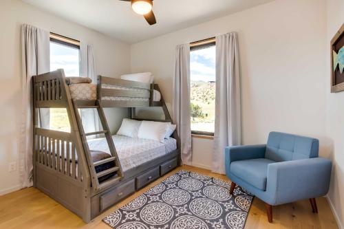 1 dormitorio con litera y silla azul en Yellowstone Prairie Retreat 360 Mountain Views!, en Emigrant