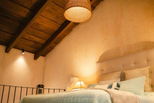 - une chambre avec un lit, une lampe et un plafond dans l'établissement Boutique Villa in Antigua, à Antigua Guatemala