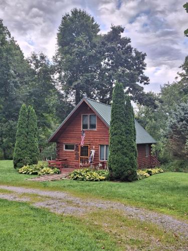 Zahrada ubytování Neshannock Creekside Log Cabin