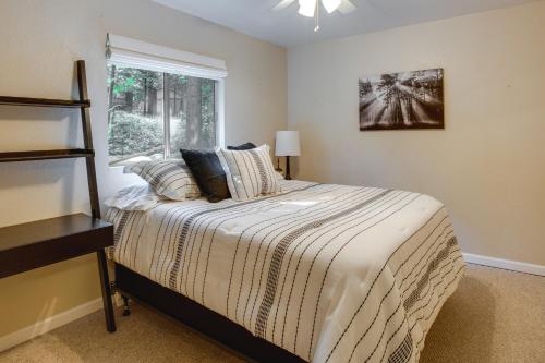 um quarto com uma cama grande e uma janela em Secluded Arnold Vacation Rental Cabin with Game Room em Arnold
