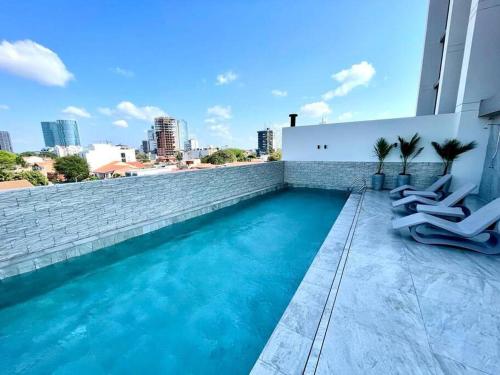 ein Pool auf dem Dach eines Gebäudes mit Liegestühlen in der Unterkunft Apartamento de lujo vistas 360° in Santa Cruz de la Sierra