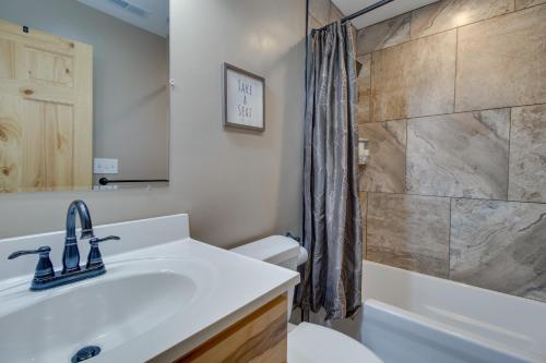 Un baño con lavabo, inodoro y ducha. en Current River Retreats Condo Walk to River!, en Van Buren