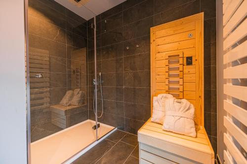 uma casa de banho com um chuveiro, uma banheira e um lavatório. em Bienenstock em Seiffen