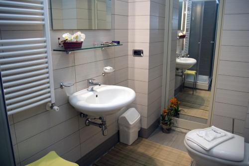 A bathroom at B&B La Cittadella Univeristaria Policlinico Catania