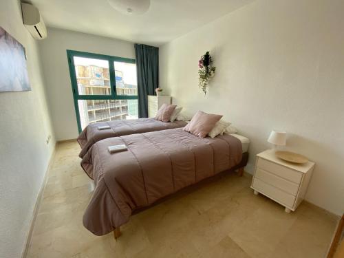 Un dormitorio con una cama grande y una ventana en A897 - Atrium Beach 3 - 2004 Finestrat, en Villajoyosa