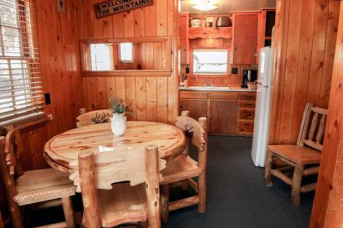 Η κουζίνα ή μικρή κουζίνα στο Lazy R Cottages- 2 cabin
