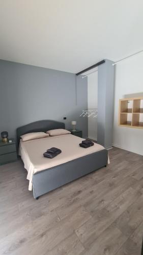 una camera con un grande letto e un pavimento in legno di Casa Mistral a Bari
