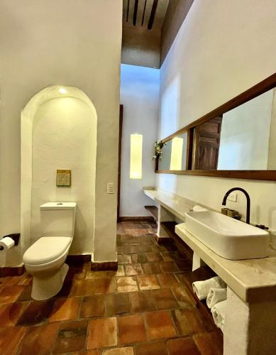 a bathroom with a toilet and a sink at Misia Custodia Hotel Boutique in Barichara