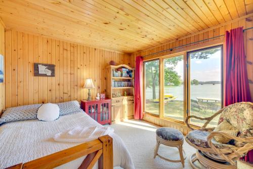 1 dormitorio con cama y ventana grande en Lakefront Chetek Vacation Rental with Private Dock!, en Chetek