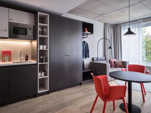 a kitchen and living room with a table and chairs at STAYERY Bremen in Bremen