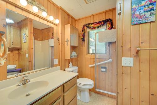La salle de bains est pourvue d'un lavabo et de toilettes. dans l'établissement Lakefront Chetek Vacation Rental with Private Dock!, à Chetek