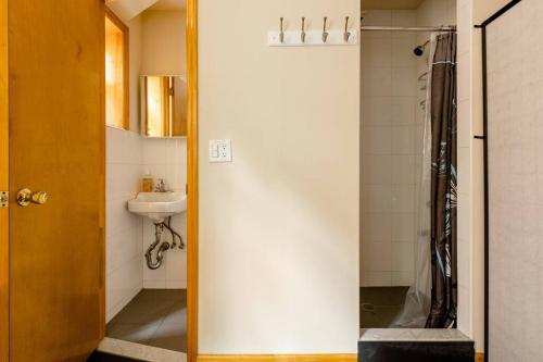 uma casa de banho com um chuveiro e um lavatório. em 2 Bedroom King Bed Apartment em Nova York