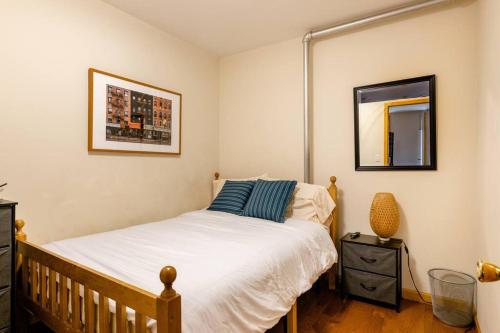 sypialnia z łóżkiem i lustrem w obiekcie 2 Bedroom King Bed Apartment w Nowym Jorku