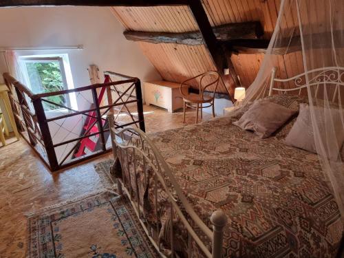 een slaapkamer met een bed in een kamer bij Petite maison Normande in Bellou-en-Houlme
