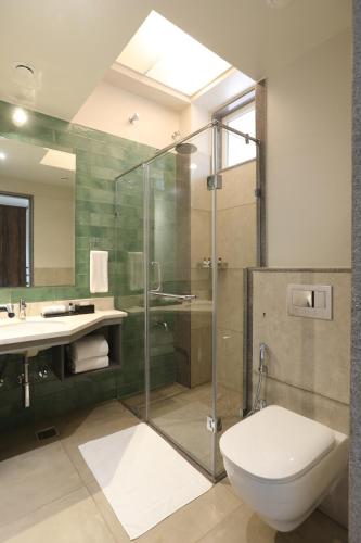 y baño con ducha, aseo y lavamanos. en Golden Fields Resort A Unit Of Beaver Golden Fields en Mulshi