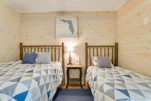 2 camas en una habitación con paredes de madera en North Carolina Cabin - Pool Table and Mountain Views en Murphy