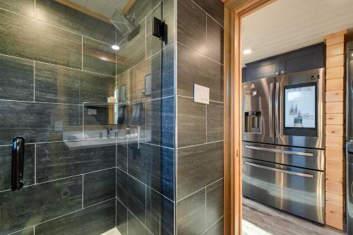 bagno con doccia in vetro e lavandino di Whitney Retreat with Shared Outdoor Pool and Hot Tub! a Whitney