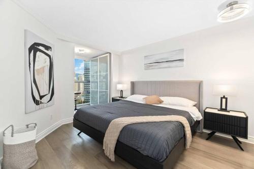 um quarto com uma cama grande e um espelho em 2BR Condo with breathtaking view in Downtown! Free parking - 6 sleep em Vancouver