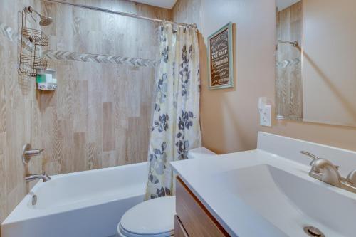 Un baño con bañera, inodoro y lavabo. en Van Buren Retreat with Shared Fire Pit and Grills!, en Van Buren