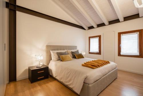 Llit o llits en una habitació de [Elegant Suite Piave]Venezia Outlet