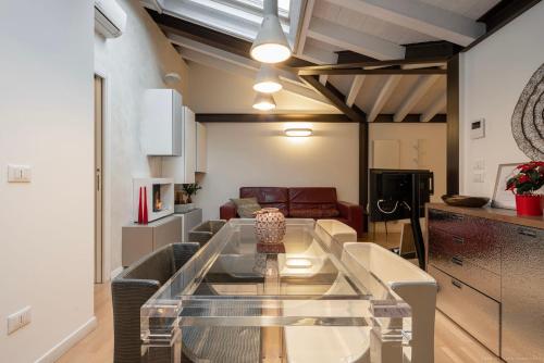 a living room with a glass table and a couch at [Elegant Suite Piave]Venezia Outlet in Noventa di Piave