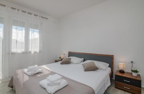 ein Schlafzimmer mit zwei Betten mit Handtüchern darauf in der Unterkunft Apartment Štefa in Krk