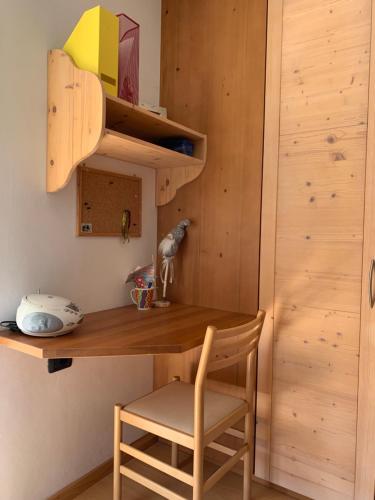 a wooden desk with a chair and a wooden shelf at Casa Serena in Siror