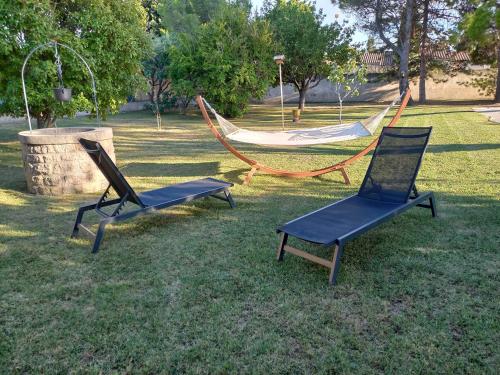 2 chaises et un hamac dans un parc dans l'établissement Bienvenue en Provence, à Monteux