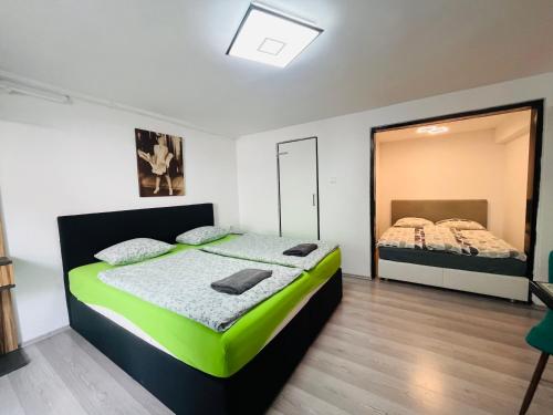 1 dormitorio con 2 camas y un espejo grande en Apartmánek Patricie, en Mikulov