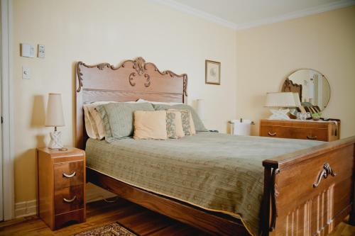 Кровать или кровати в номере Maison Des Jardins B & B