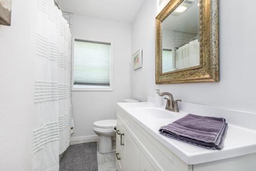 bagno bianco con lavandino e specchio di Annies on Adair - NO Step Entry a Dubuque