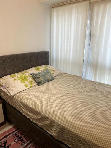 łóżko w sypialni z oknem w obiekcie Luxury Residence w Stambule