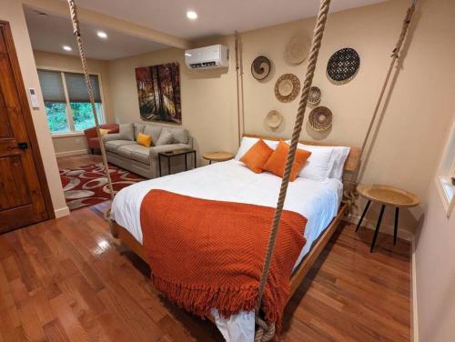 1 dormitorio con cama plegable y sala de estar en Poplar Treehouse - Rustic Luxury en Marshall