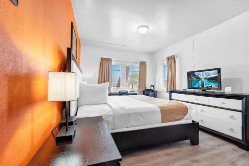 um quarto de hotel com uma cama e uma televisão em Travelodge by Wyndham Miami Biscayne Bay em Miami