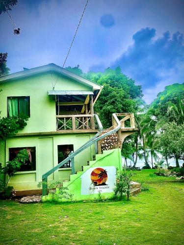 uma casa com uma escada em frente em Coral View Hostel em Ilhas do Milho