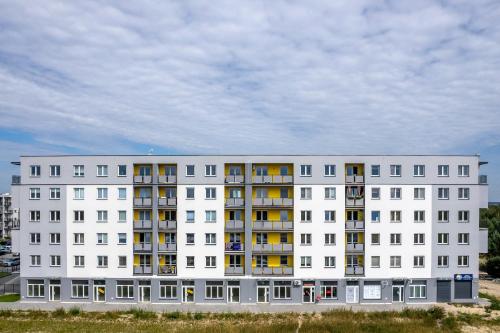 un gran edificio blanco con muchas ventanas en Noche Apartamenty Premium, en Biała Podlaska
