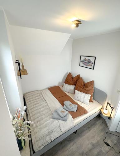a bedroom with a bed with two towels on it at Vision - Apartment 43 - Bad Klosterlausnitz in Bad Klosterlausnitz